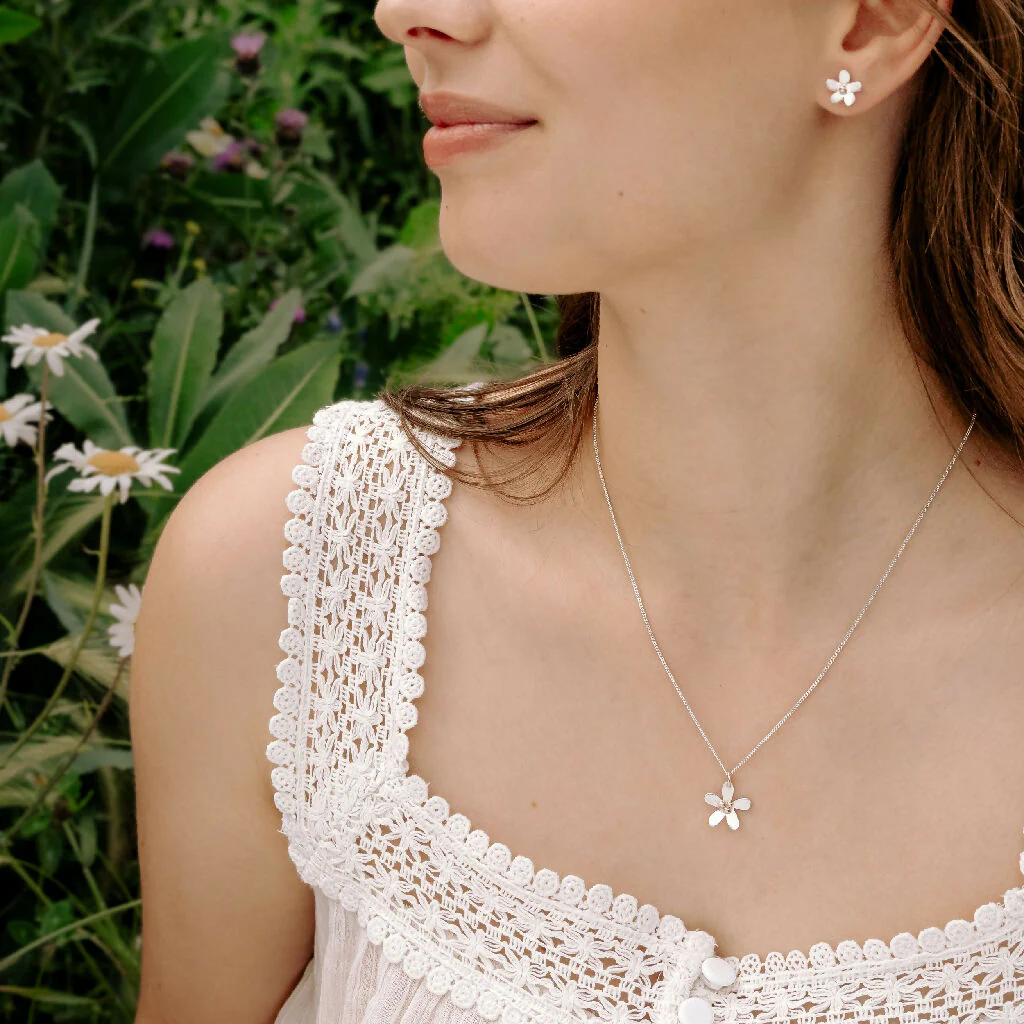 Silver Daisy Pendant Necklace - Image 4