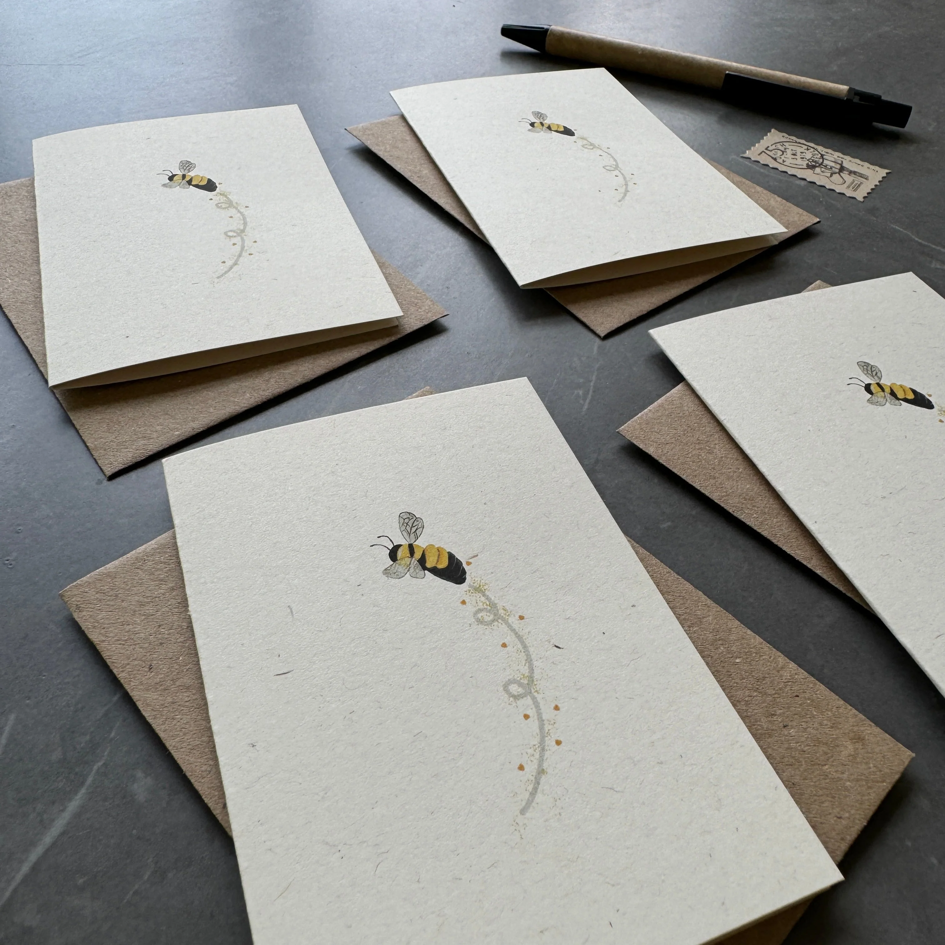 Small note cards with bee design - Image 3