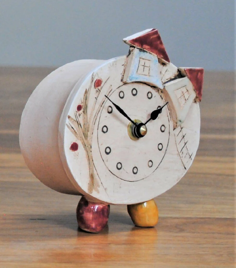 Small Pebble Feet Clock with House Design - Image 3