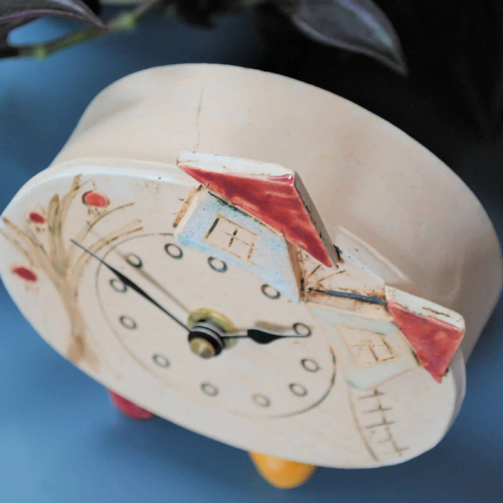 Small Pebble Feet Clock with House Design - Image 4