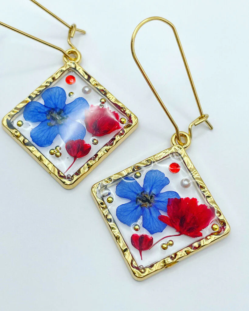 Square necklace with poppy and blue flowers - Image 3