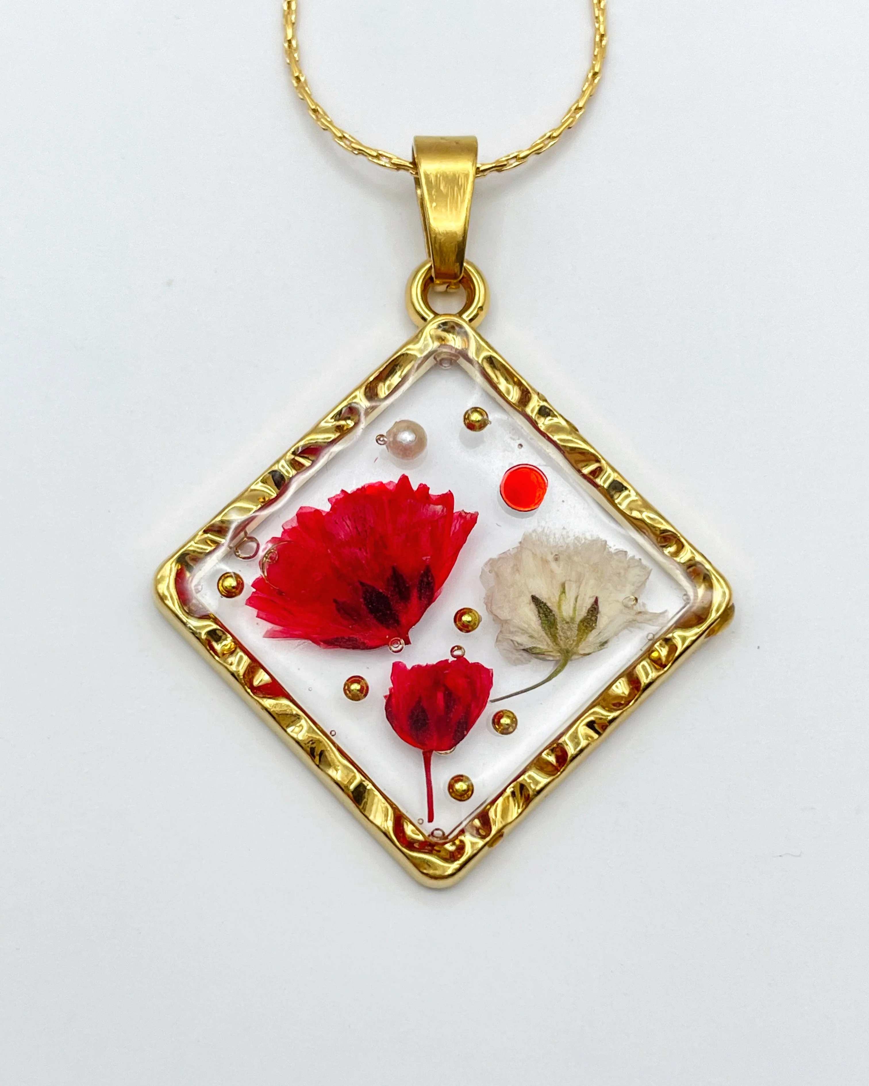 Square necklace with poppy and gypsophila flowers
