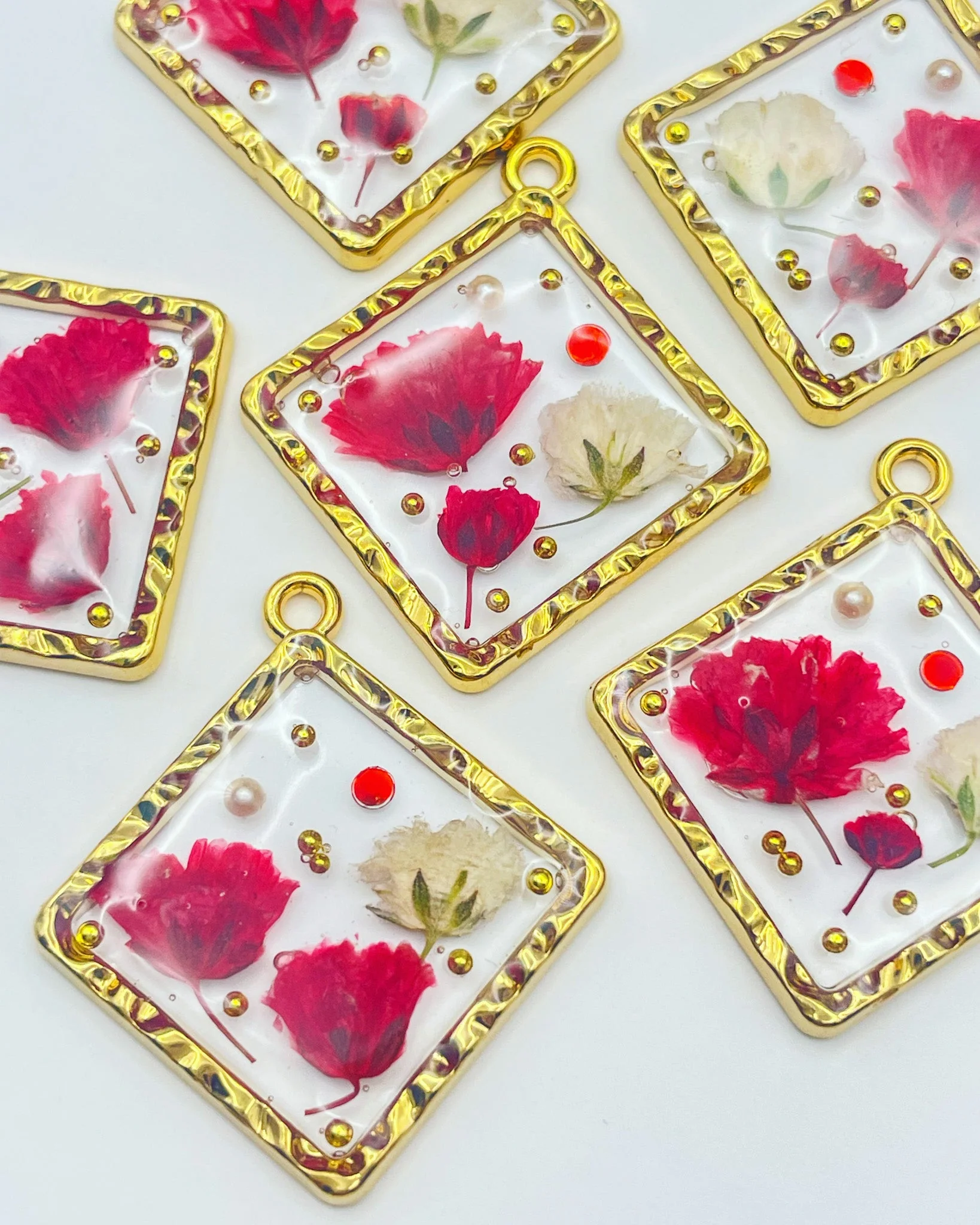 Square necklace with poppy and gypsophila flowers - Image 2