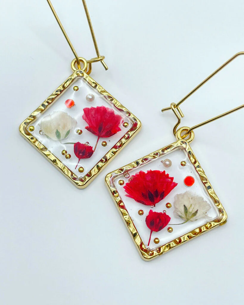 Square necklace with poppy and gypsophila flowers - Image 3