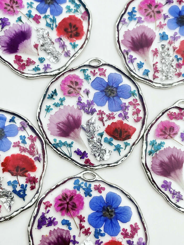 Statement earrings with colourful flowers in silver - Image 4
