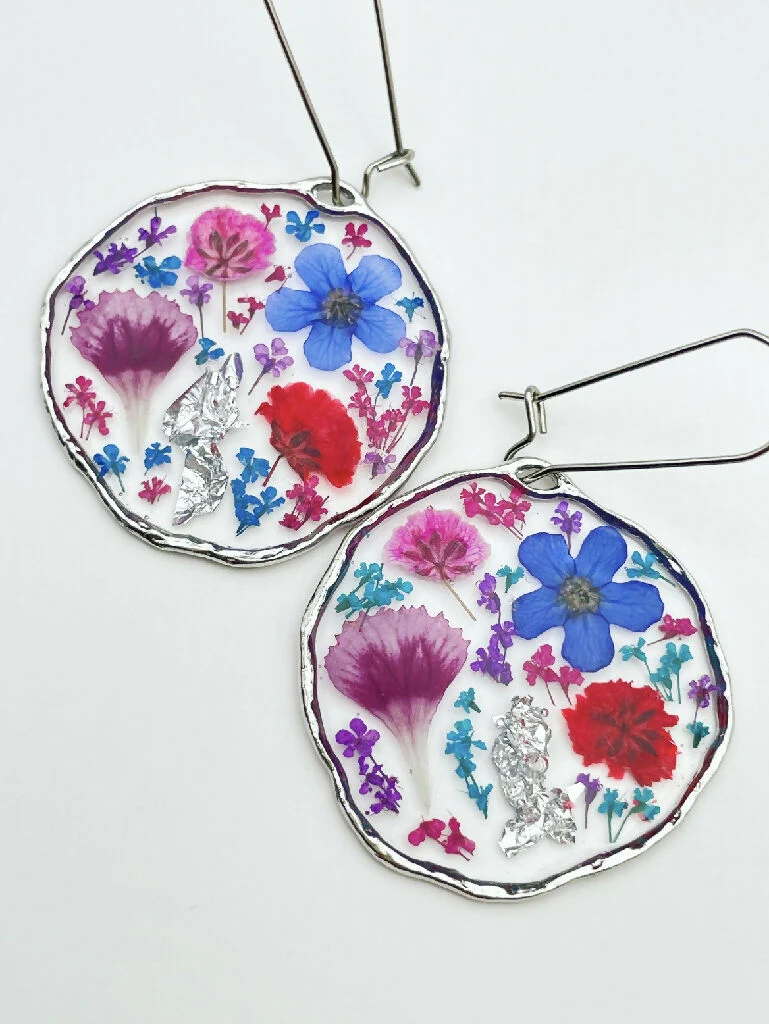 Statement earrings with colourful flowers in silver - Image 5