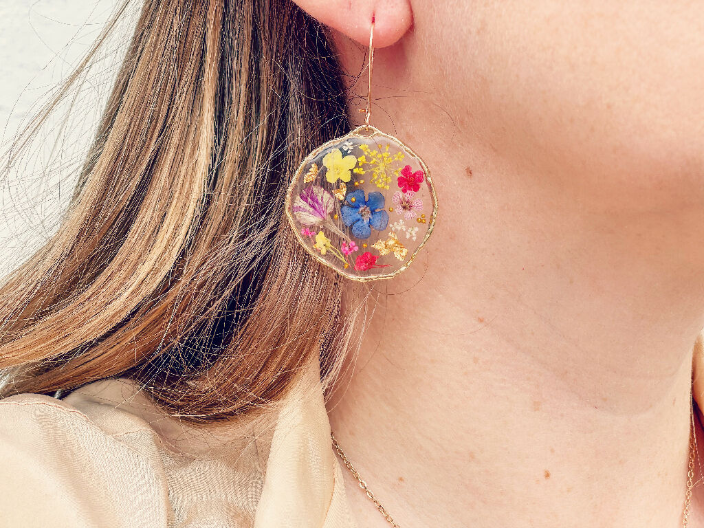 Statement earrings with colourful flowers in silver - Image 7