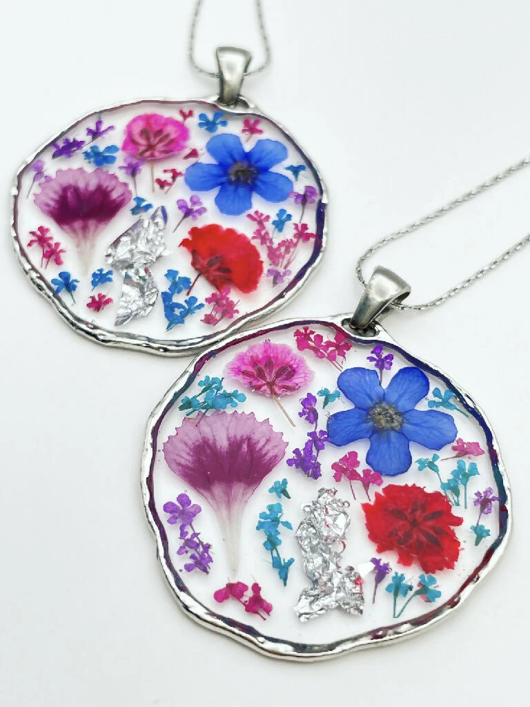 Statement necklace with colourful flowers in silver - Image 6
