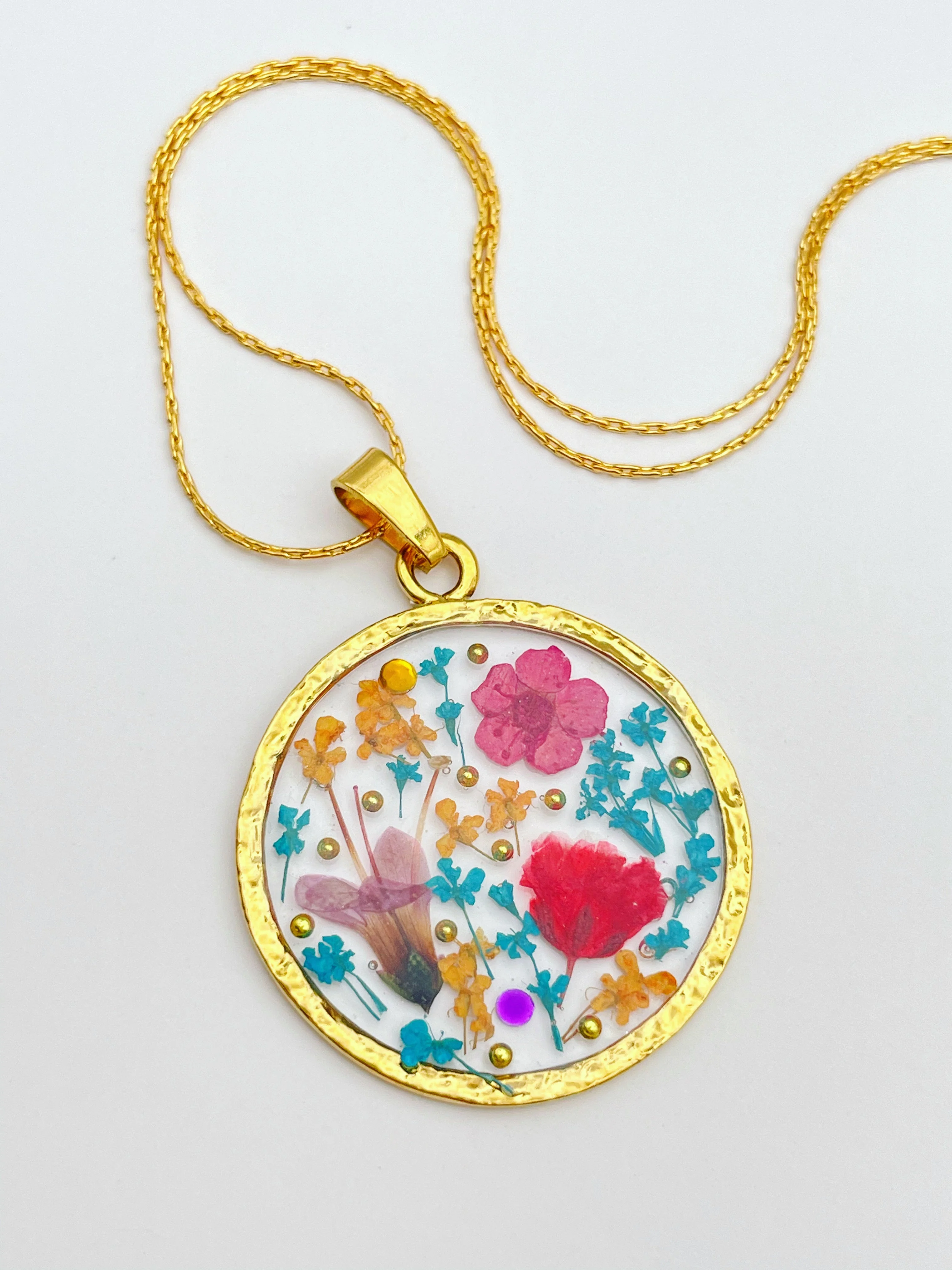 Statement necklace with pink lily flowers in gold - Image 2
