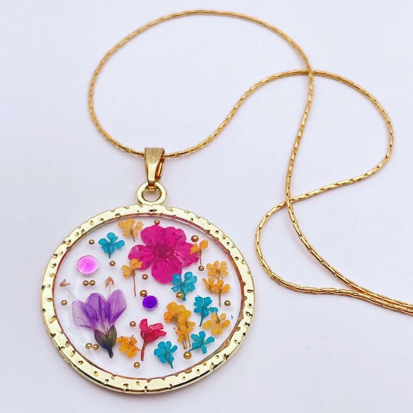 Statement necklace with pink lily flowers in gold - Image 3
