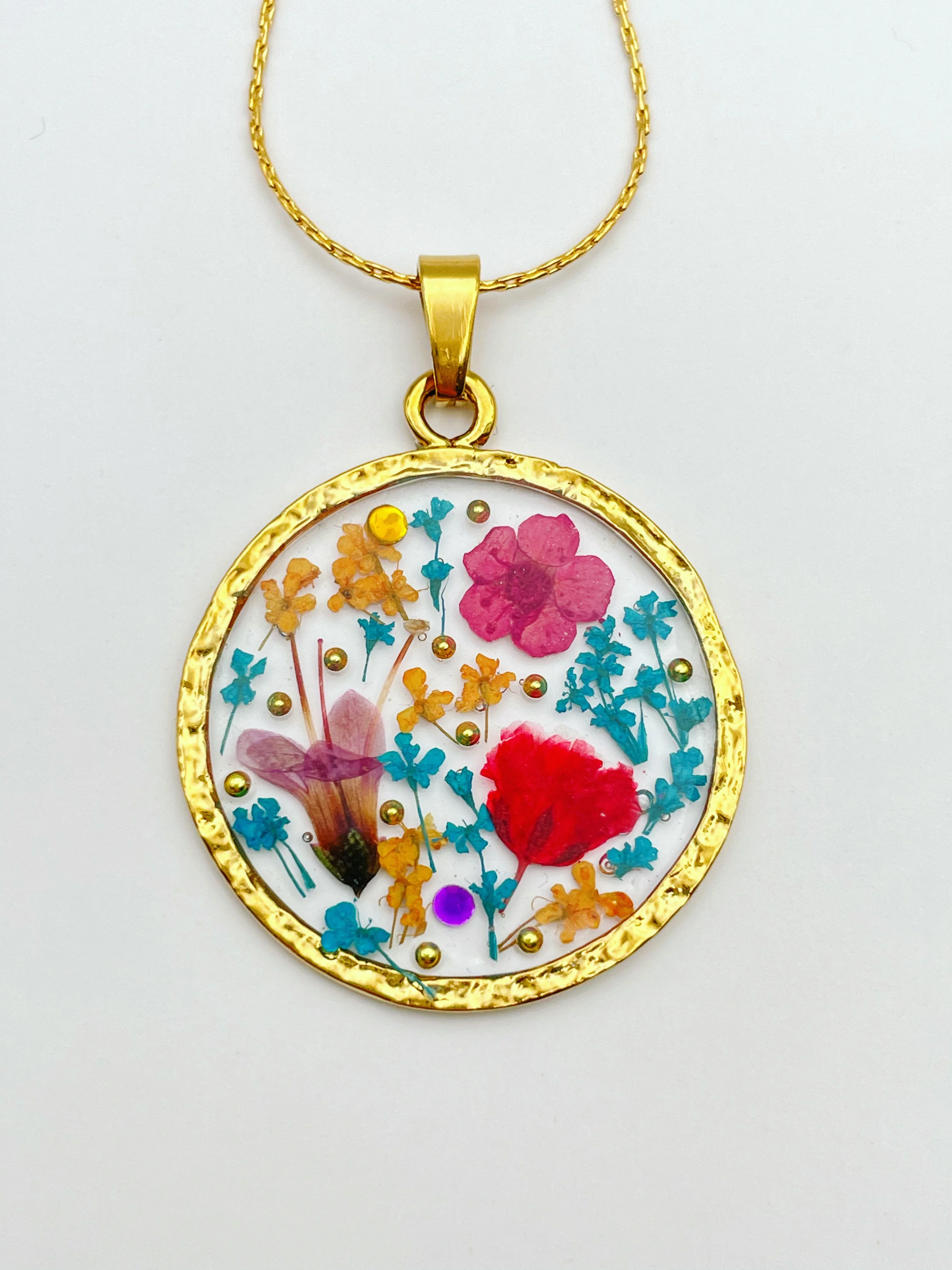 Statement necklace with pink lily flowers in gold - Image 4