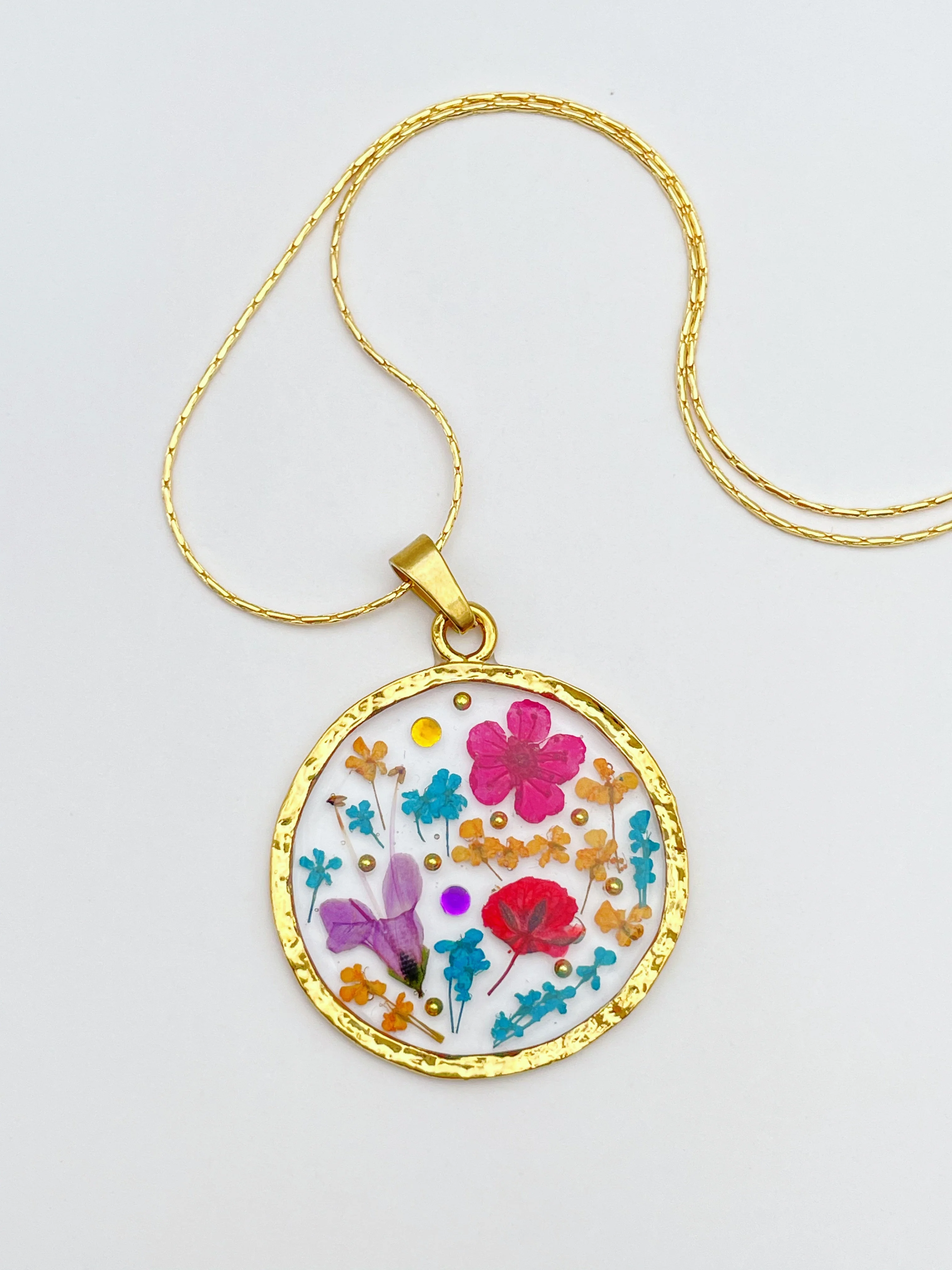 Statement necklace with pink lily flowers in gold - Image 6