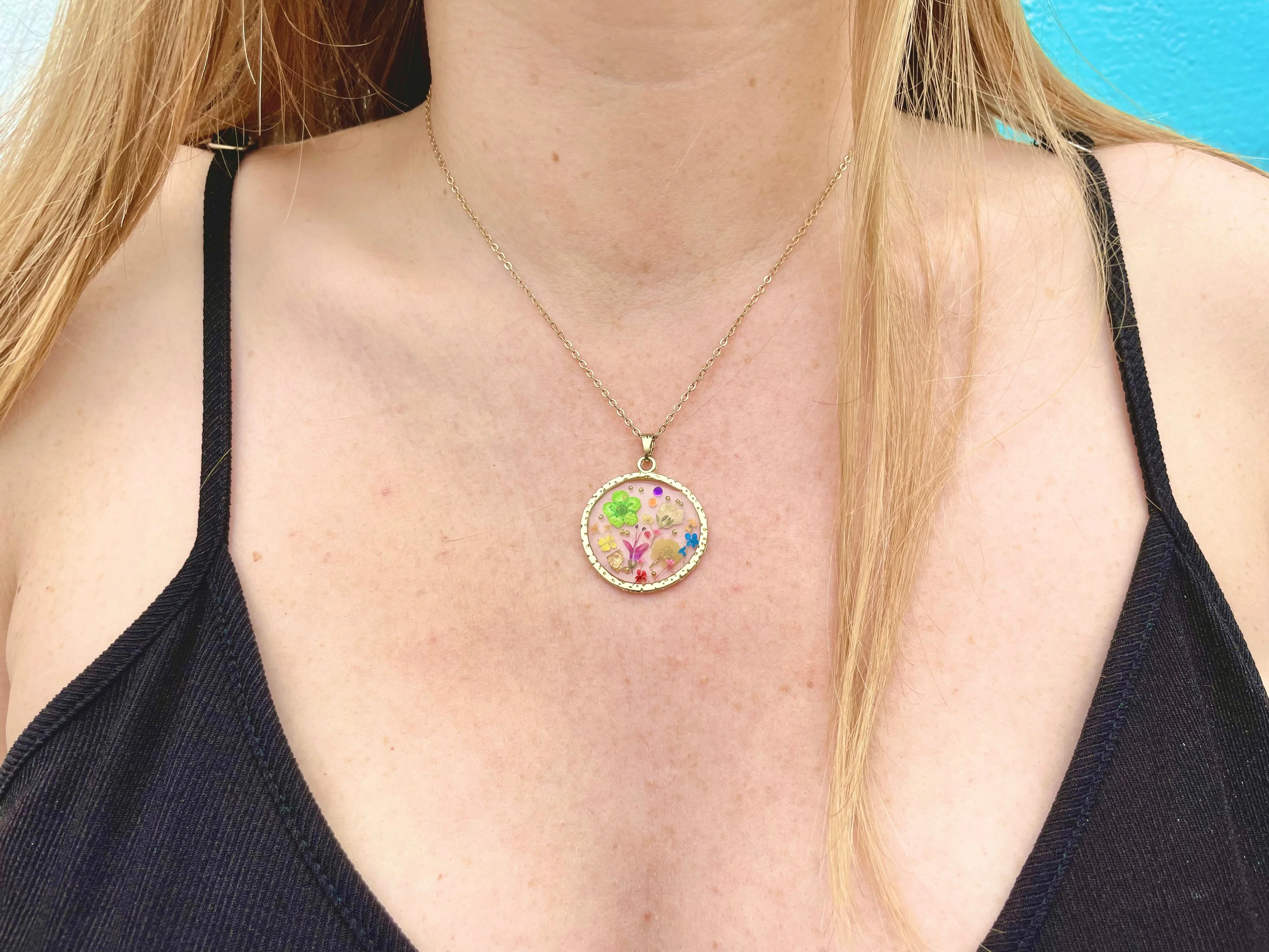 Statement necklace with pink lily flowers in gold - Image 8