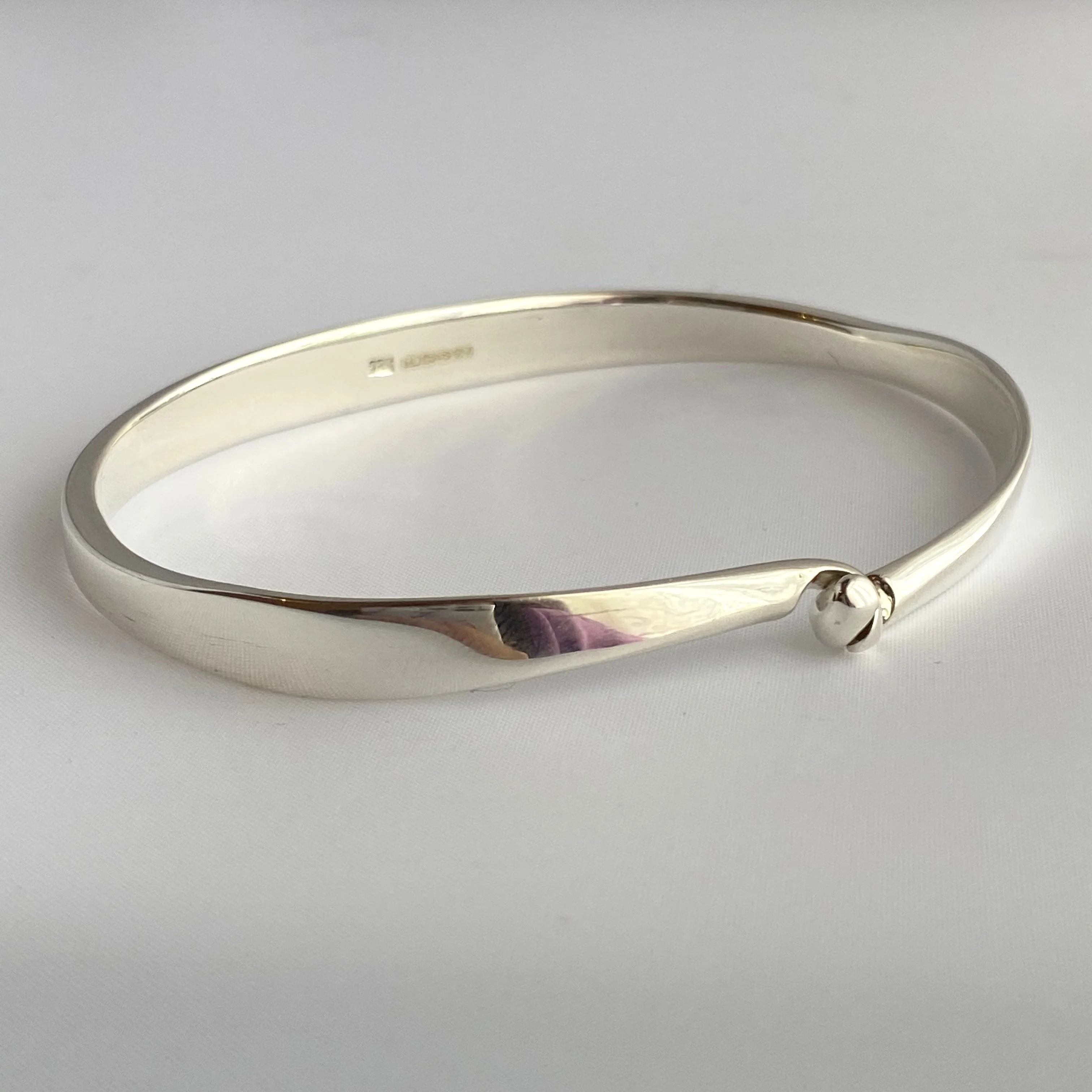 Sterling Silver Clasp Bangle with a Tapered Design - Image 3