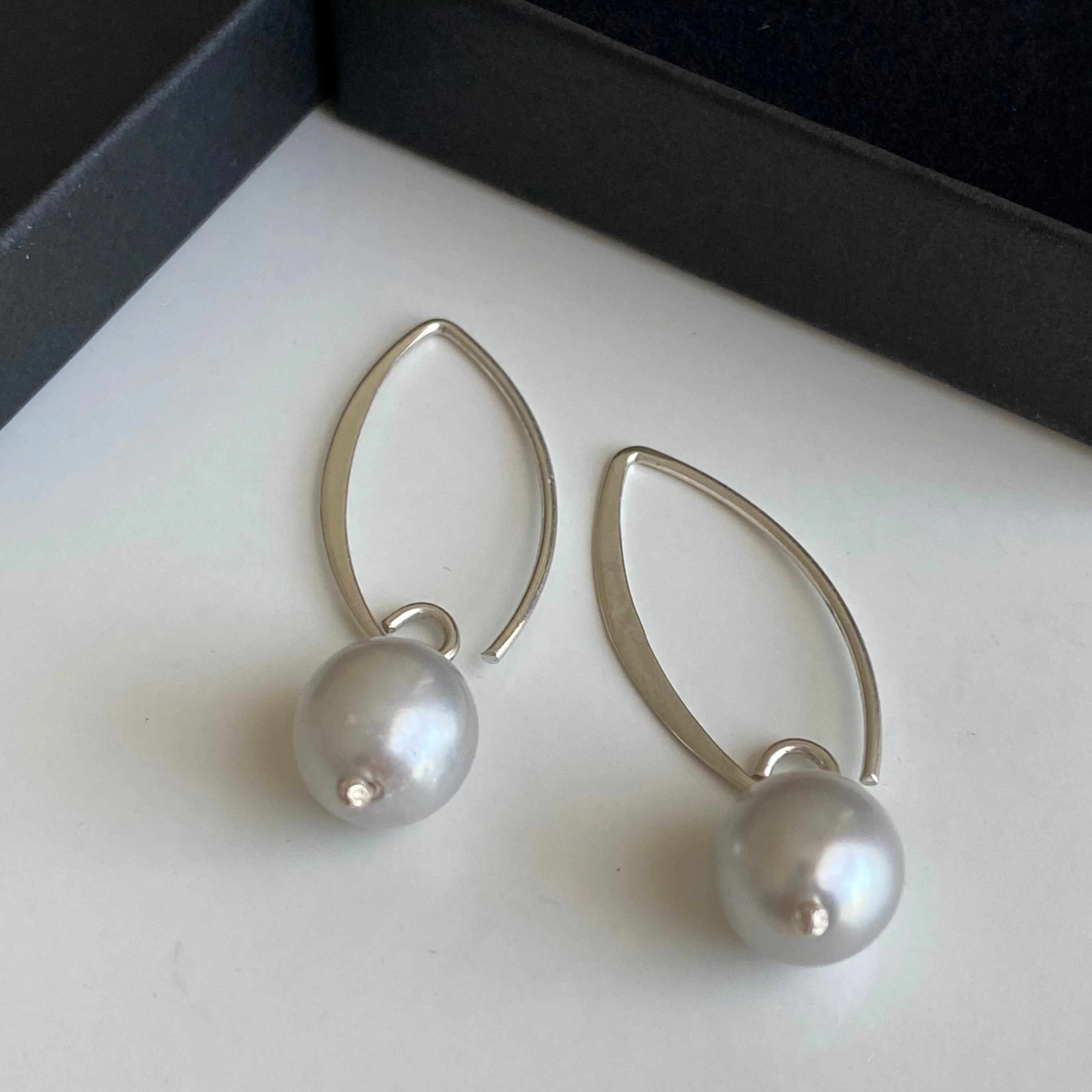 Sterling Silver Threader Hook Earrings - Grey Pearl - Image 3