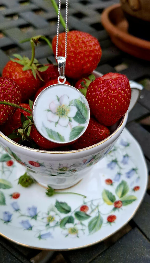 Strawberry flower broken china pendant - Image 2