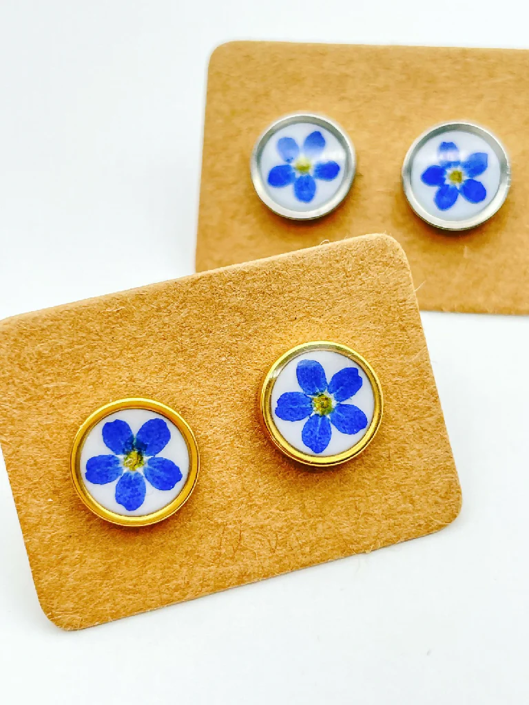 Stud earrings with forget-me-not flowers in 10mm