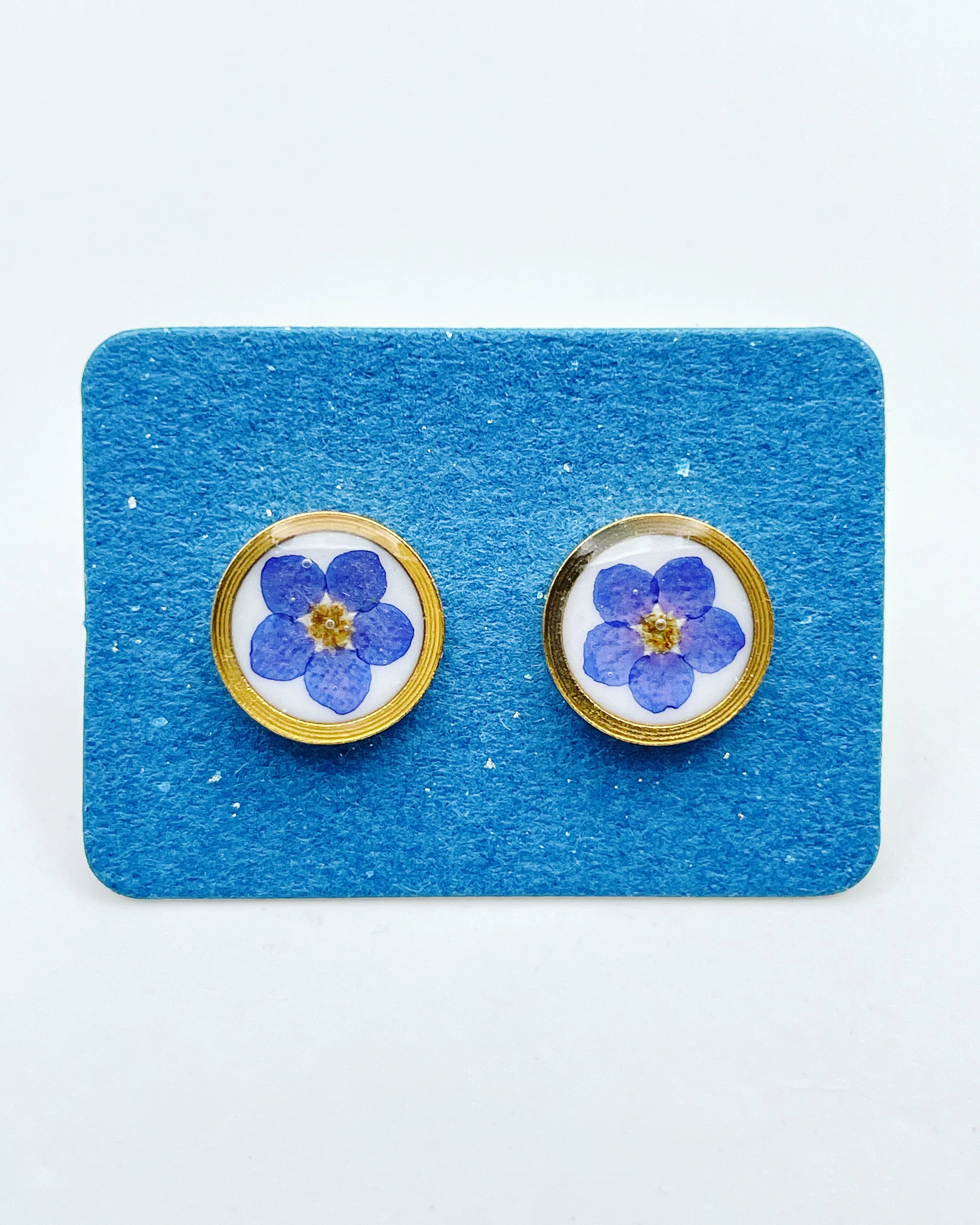 Stud earrings with forget-me-not flowers in 10mm - Image 2