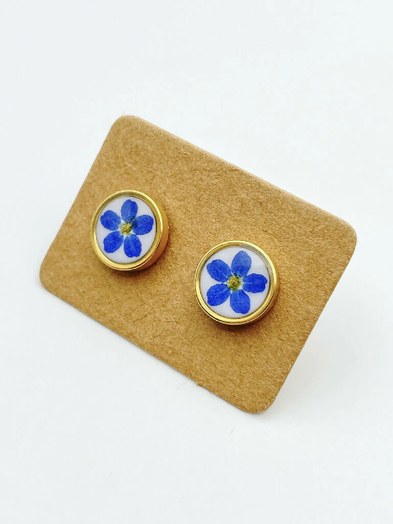 Stud earrings with forget-me-not flowers in 10mm - Image 3