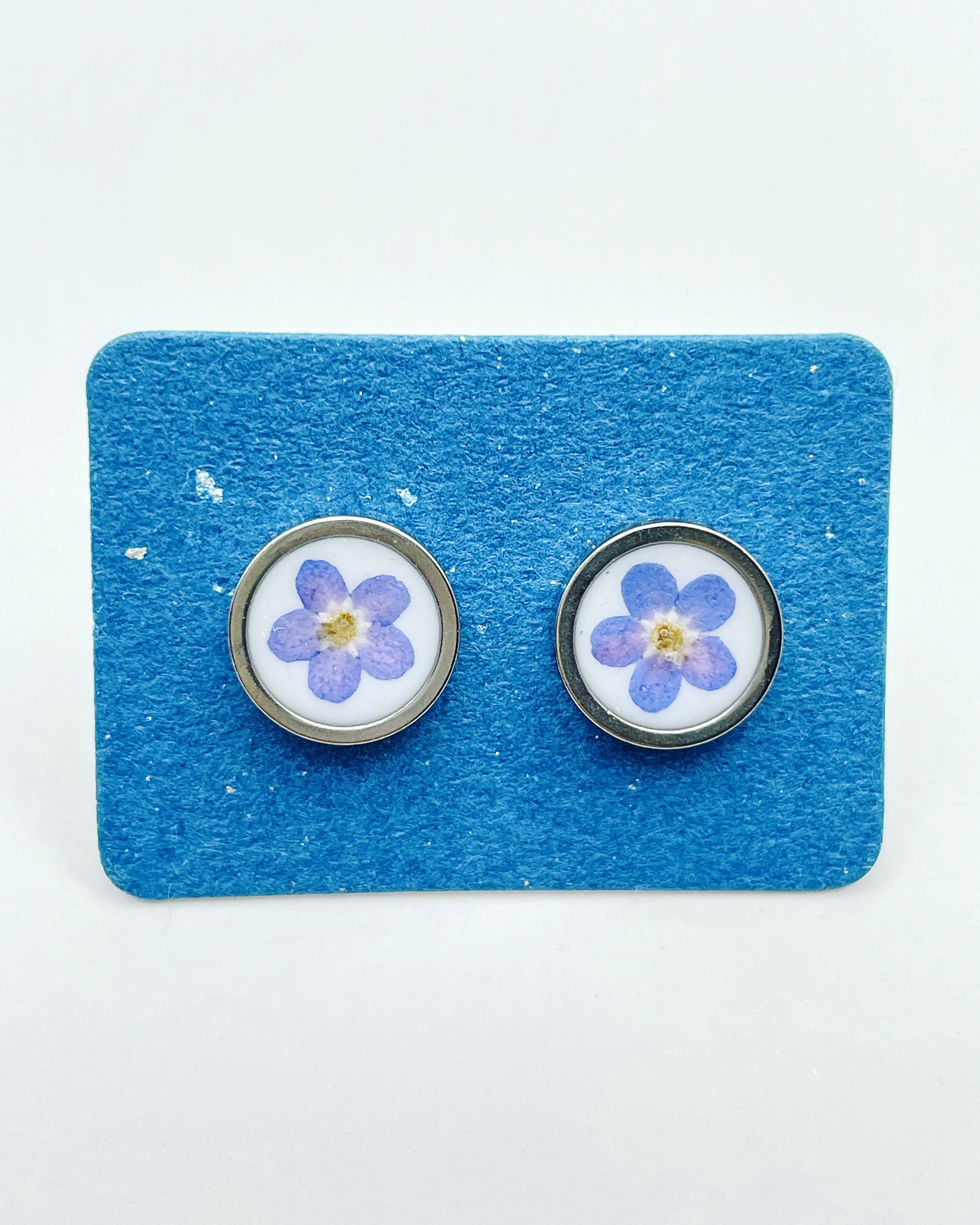 Stud earrings with forget-me-not flowers in 10mm - Image 4
