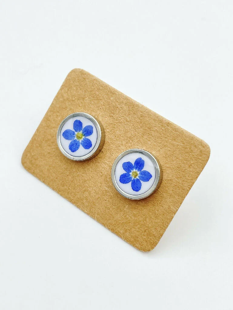 Stud earrings with forget-me-not flowers in 10mm - Image 5