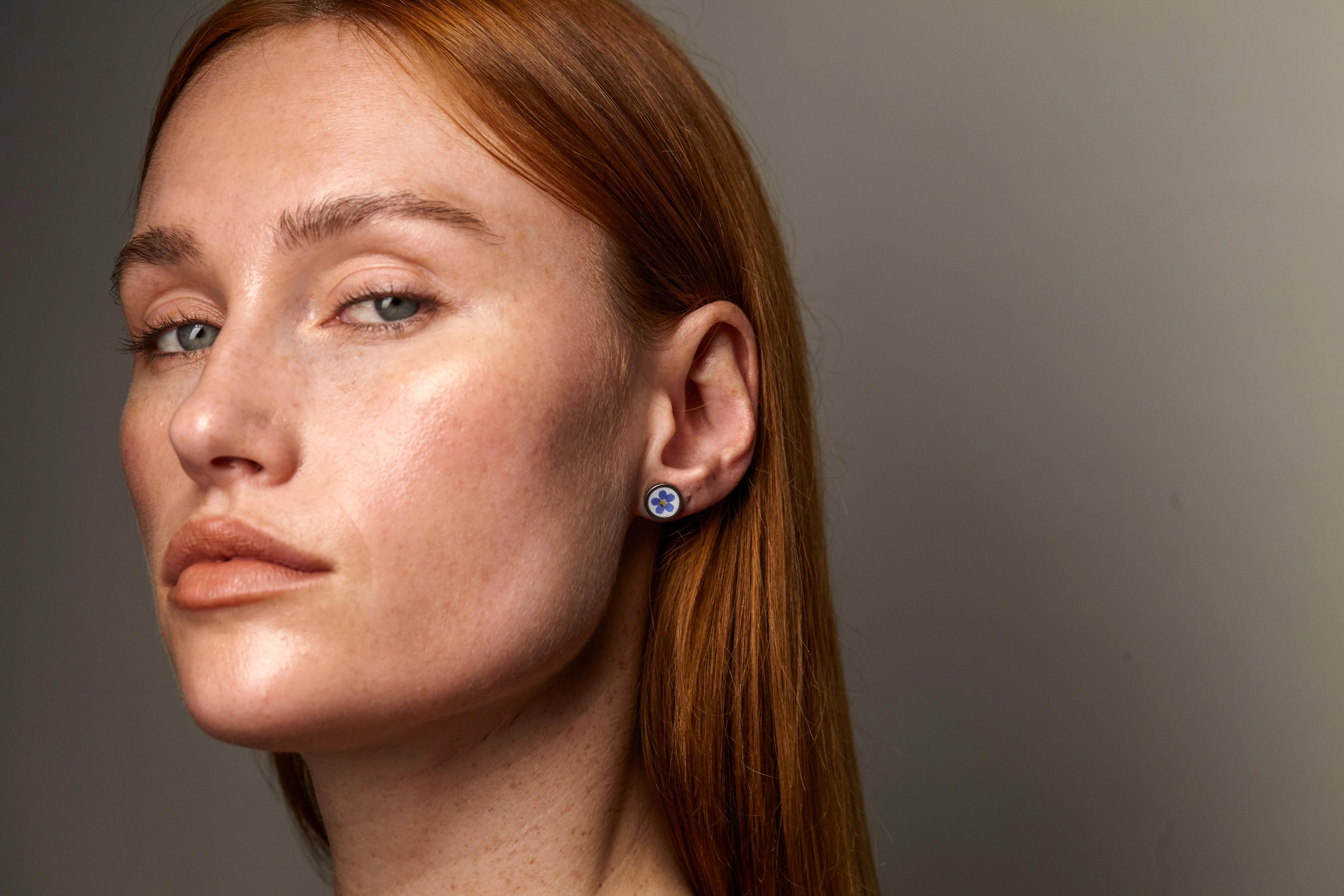 Stud earrings with forget-me-not flowers in 10mm - Image 6