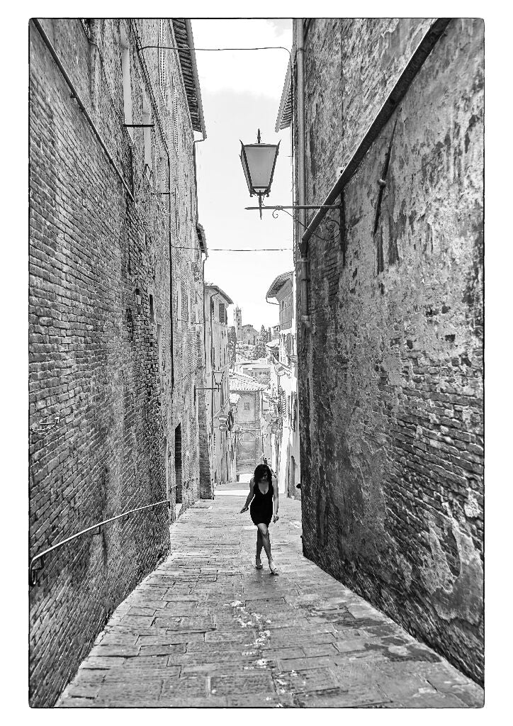 The girl in the Alley - Image 2