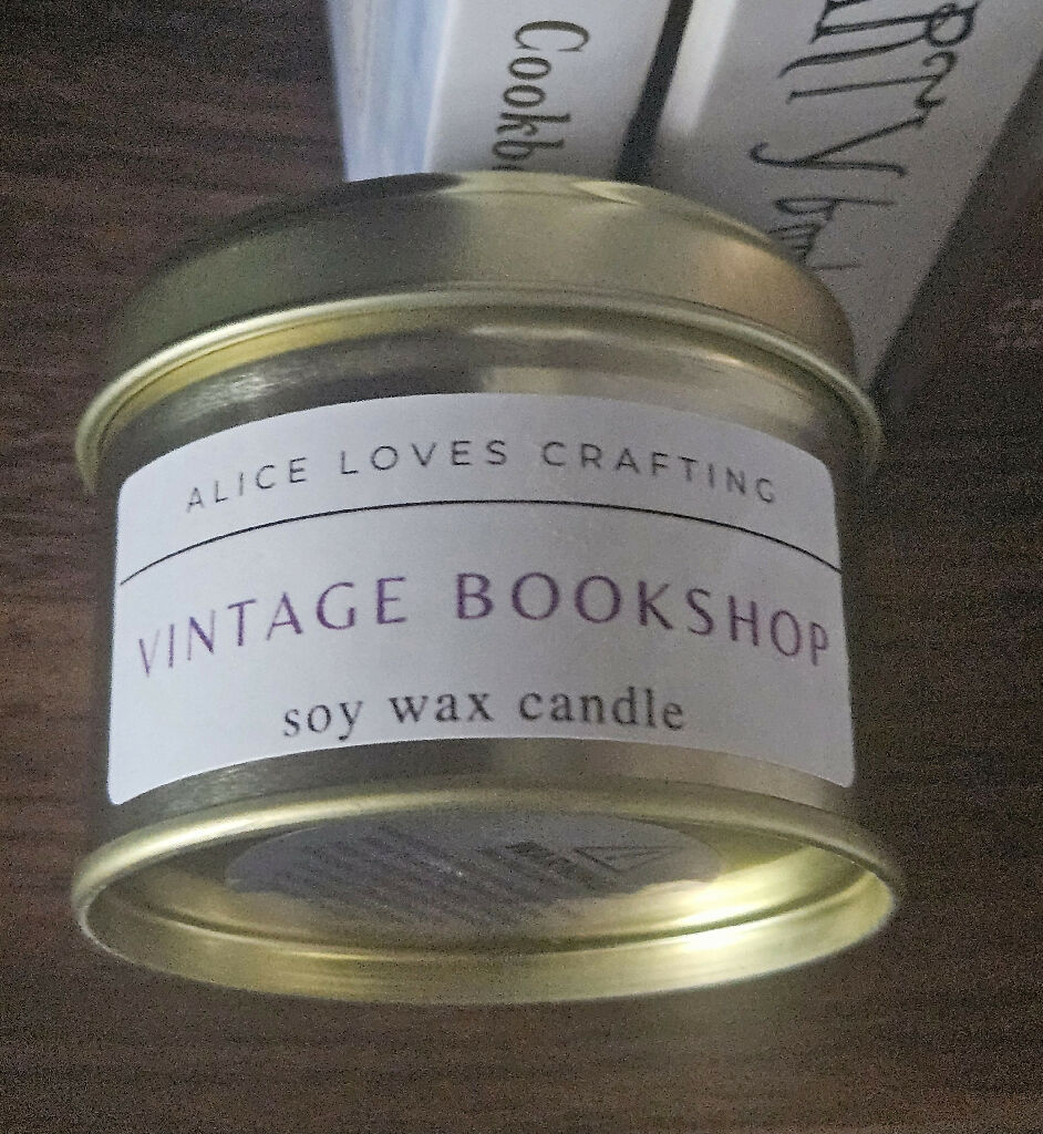 Vintage Bookshop Soy Wax Candle: Leather, Bergamot & Sandalwood in Gold Tin - Image 5