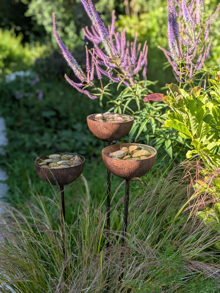 Water Catcher, Wildlife Garden Sculpture, with river pebbles included. - Image 2