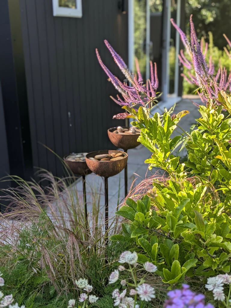 Water Catcher, Wildlife Garden Sculpture, with river pebbles included. - Image 3