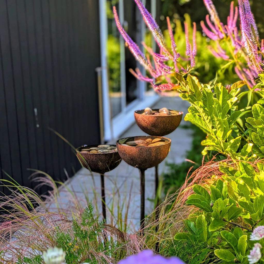 Water Catcher, Wildlife Garden Sculpture, with river pebbles included. - Image 4