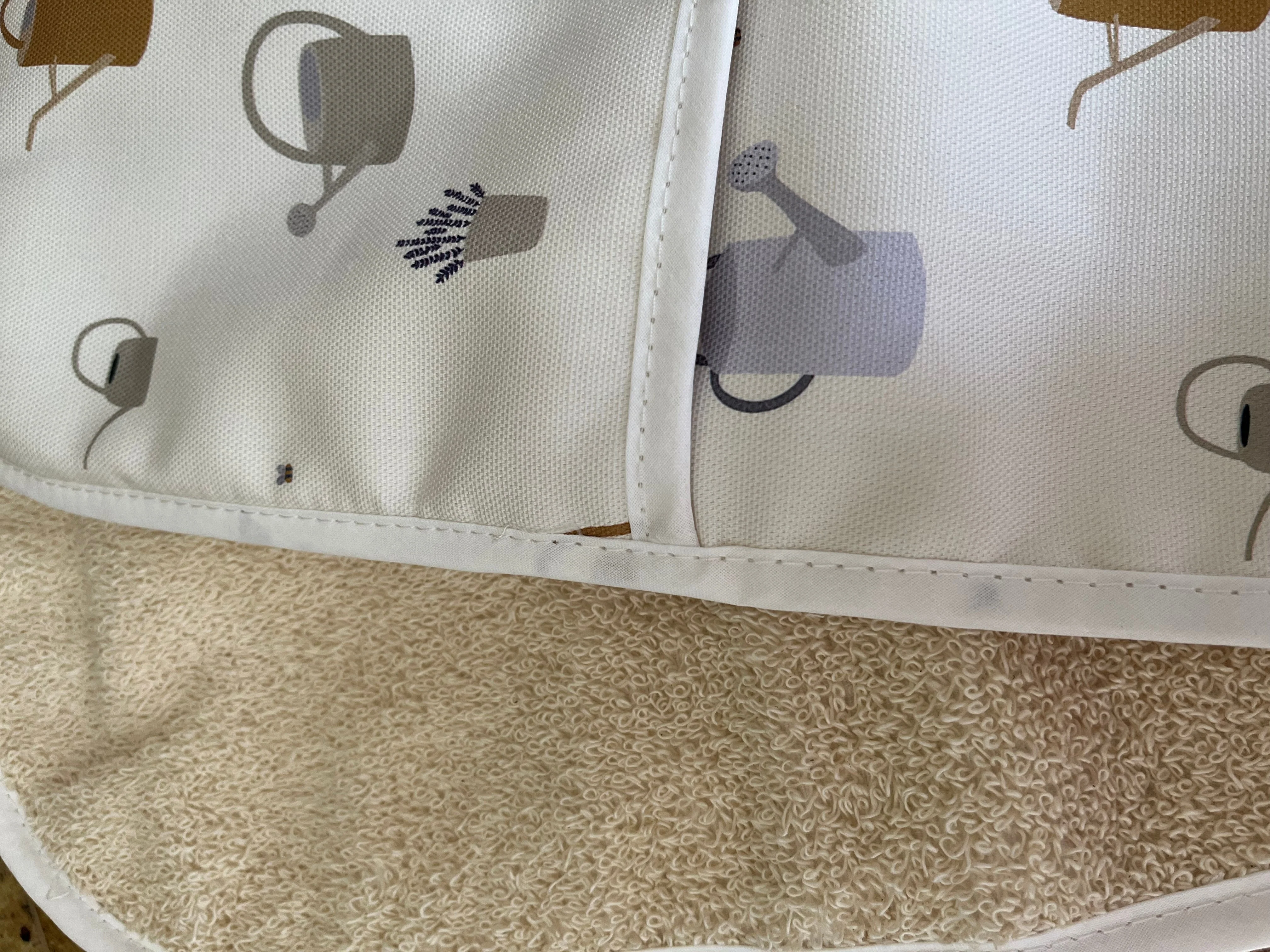 Watering Can and Flowerpots Design Oven Glove - Image 3