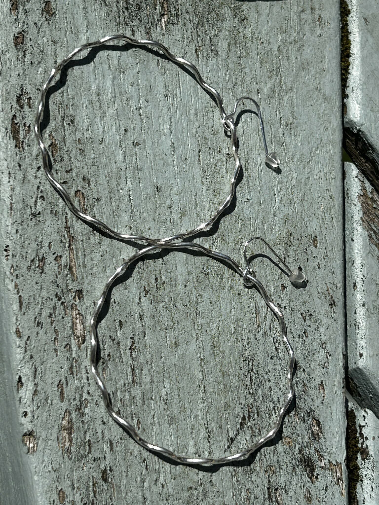 Wavy silver hoops - Image 2