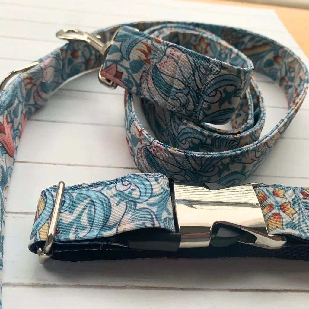 William Morris “Golden Lily” Canvas Collar and Lead Gift Set in Cornflower Blue - Image 4