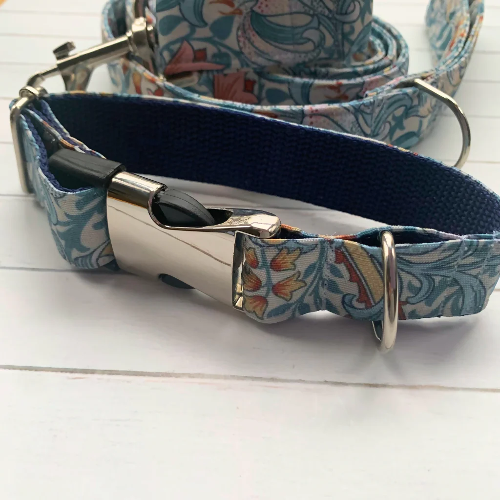 William Morris “Golden Lily” Canvas Collar and Lead Gift Set in Cornflower Blue - Image 6