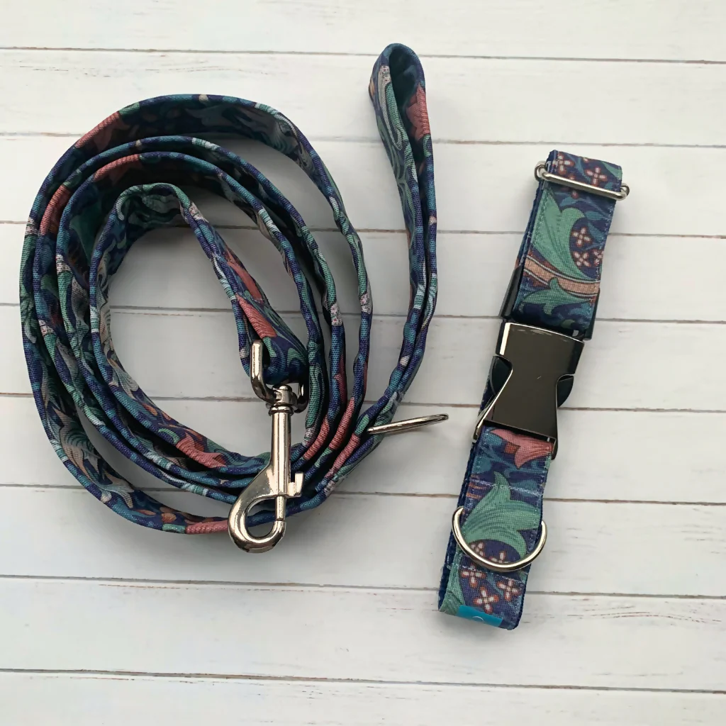 William Morris “Golden Lily” Canvas Collar and Lead Gift Set in Midnight - Image 3