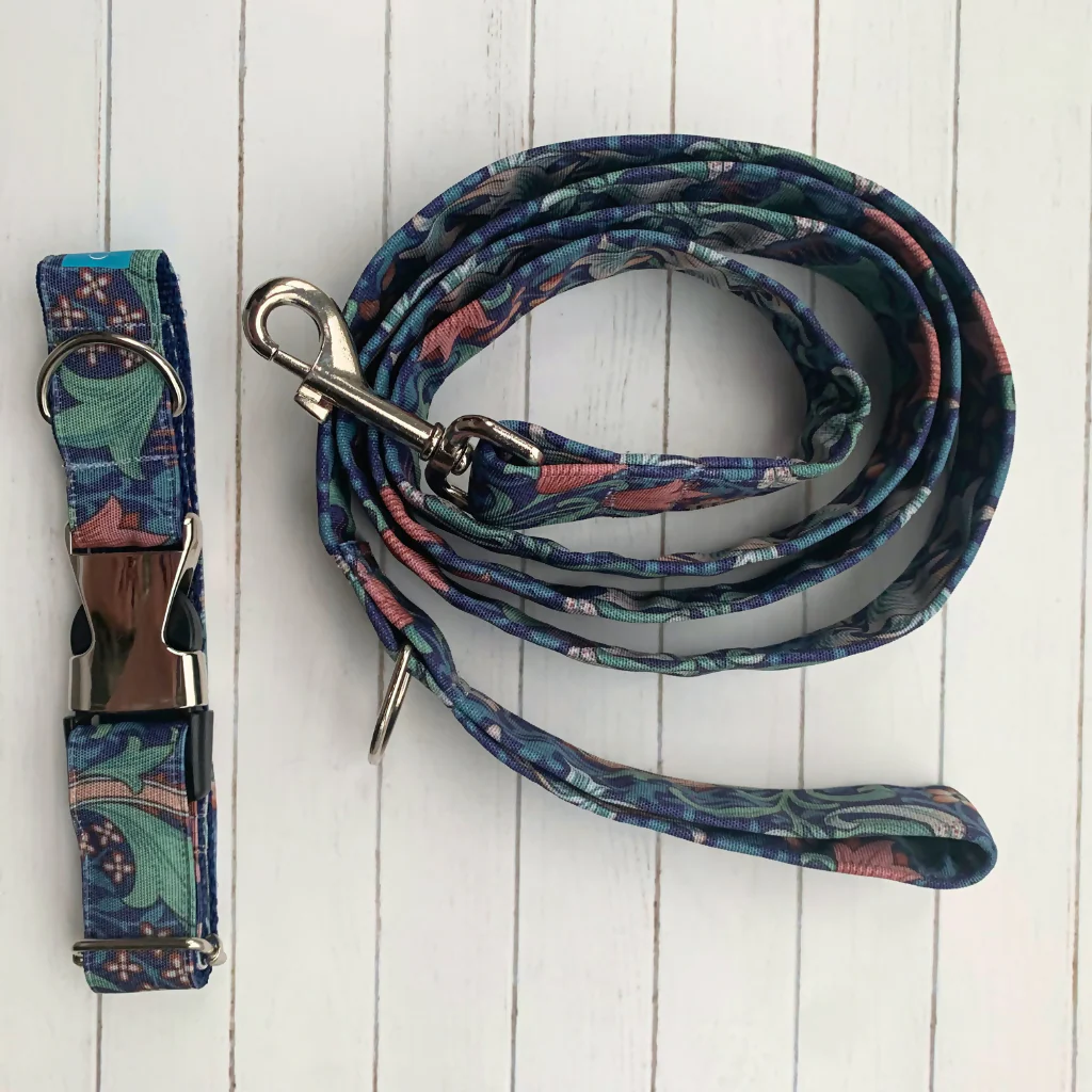William Morris “Golden Lily” Canvas Collar and Lead Gift Set in Midnight - Image 4