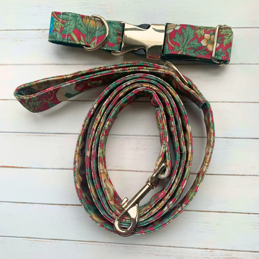 William Morris “Strawberry Thief” Canvas Collar and Lead Gift Set in Crimson - Image 2