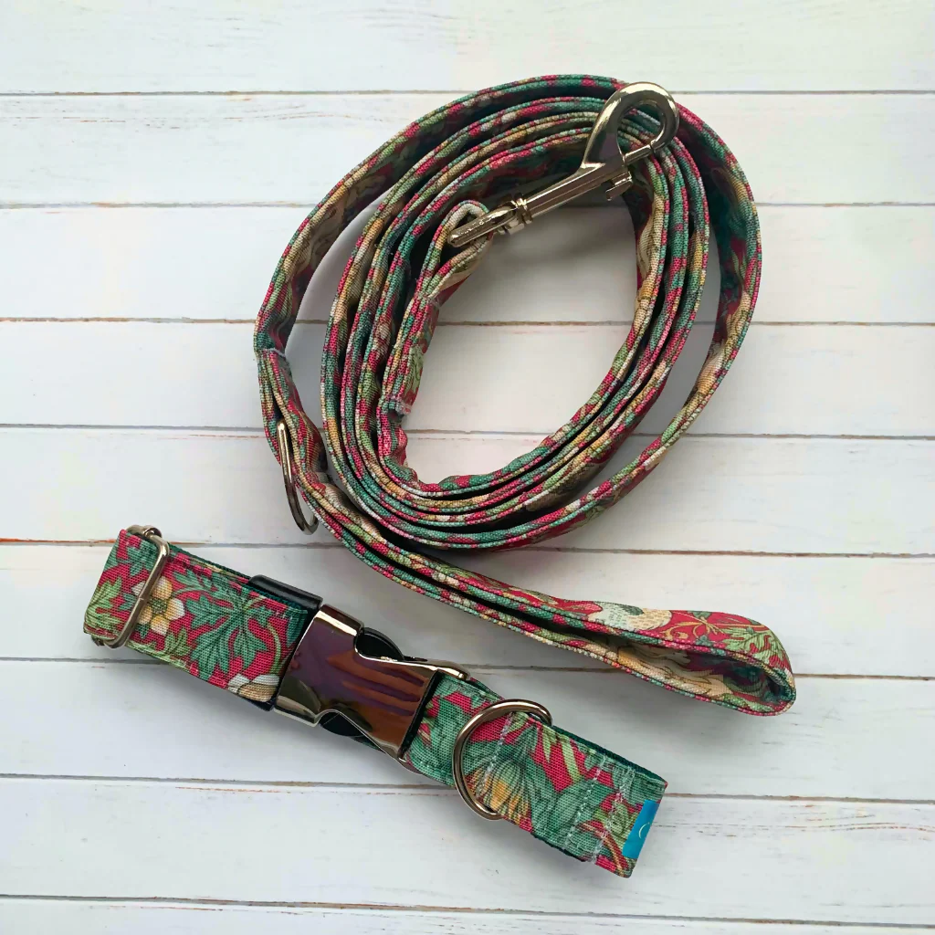 William Morris “Strawberry Thief” Canvas Collar and Lead Gift Set in Crimson - Image 3