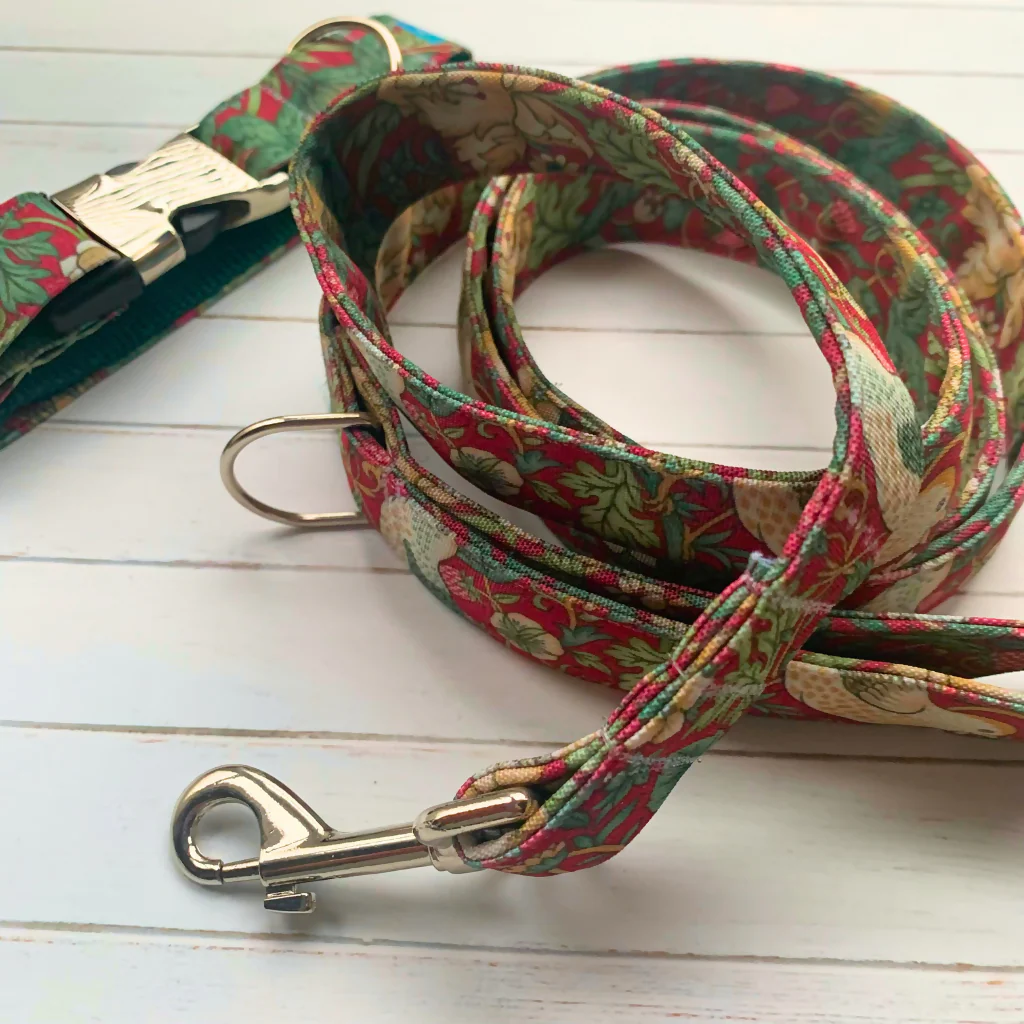 William Morris “Strawberry Thief” Canvas Collar and Lead Gift Set in Crimson - Image 4
