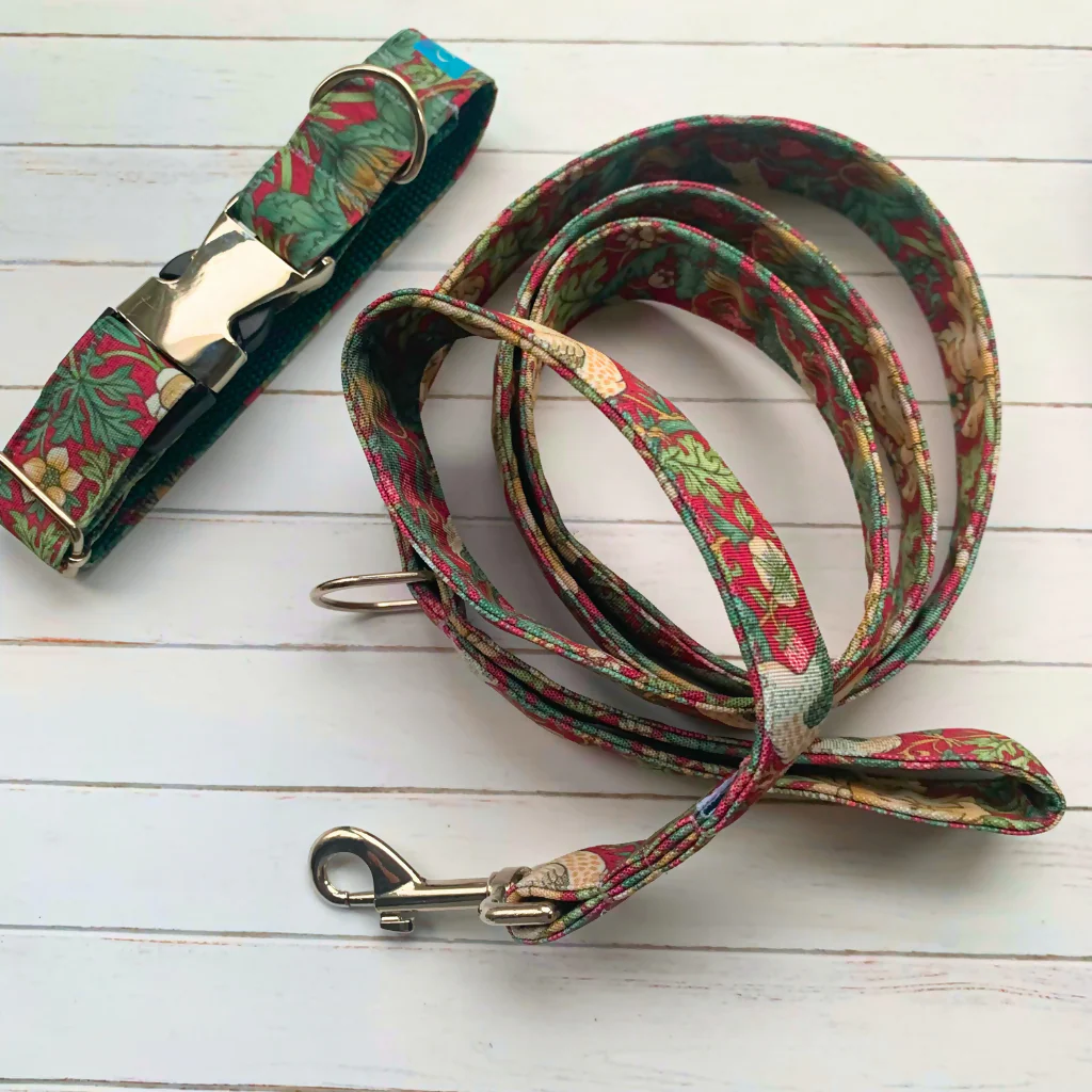 William Morris “Strawberry Thief” Canvas Collar and Lead Gift Set in Crimson - Image 5
