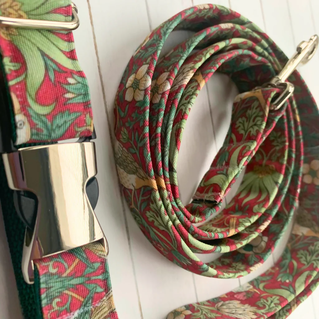 William Morris “Strawberry Thief” Canvas Collar and Lead Gift Set in Crimson - Image 6