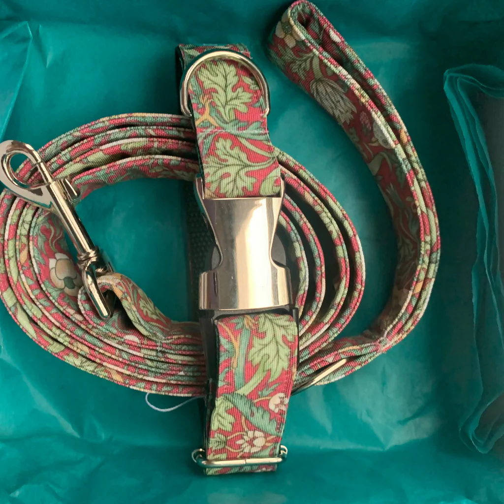 William Morris “Strawberry Thief” Canvas Collar and Lead Gift Set in Crimson - Image 7