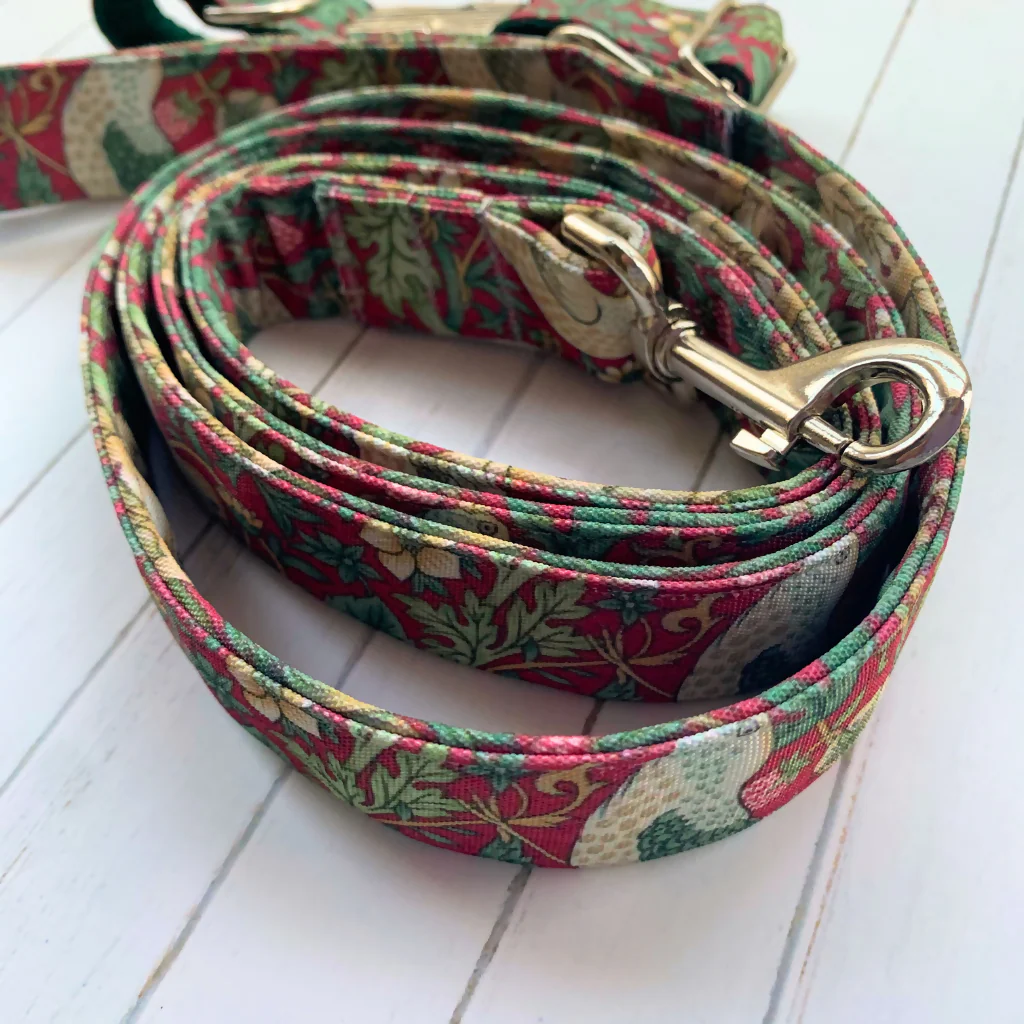 William Morris “Strawberry Thief” Canvas Collar and Lead Gift Set in Crimson - Image 8