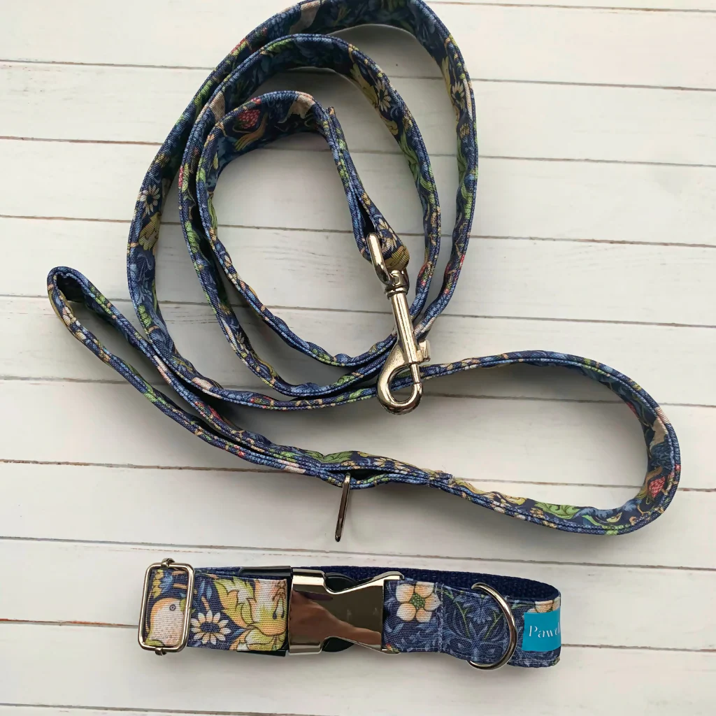 William Morris “Strawberry Thief” Canvas Collar and Lead Gift Set in Navy - Image 3