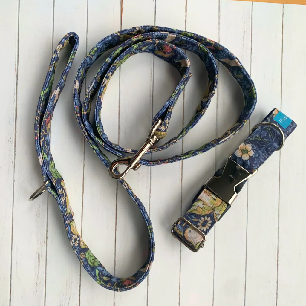 William Morris “Strawberry Thief” Canvas Collar and Lead Gift Set in Navy - Image 4