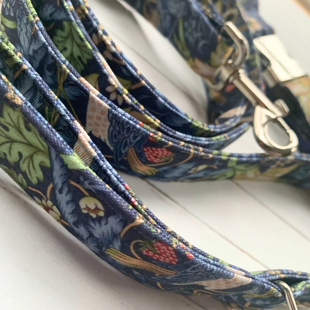 William Morris “Strawberry Thief” Canvas Collar and Lead Gift Set in Navy - Image 5