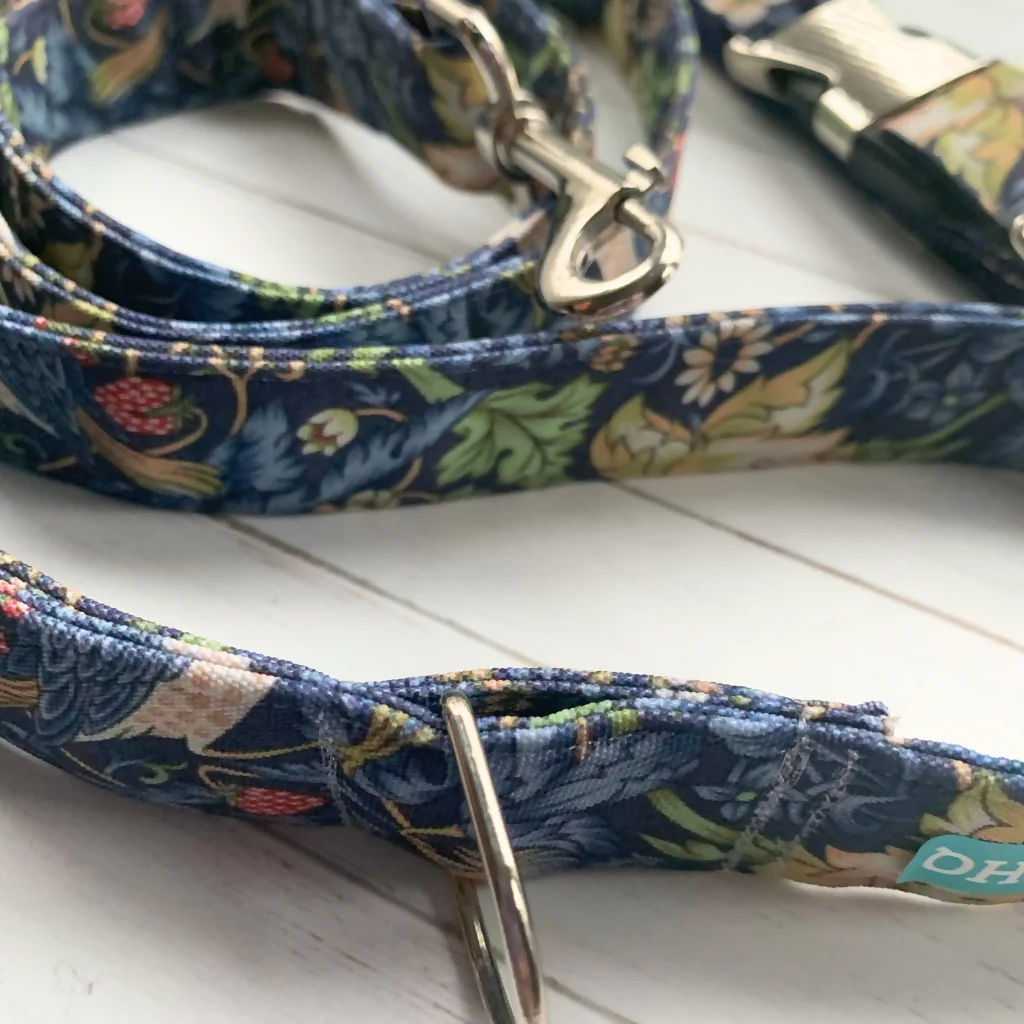 William Morris “Strawberry Thief” Canvas Collar and Lead Gift Set in Navy - Image 6